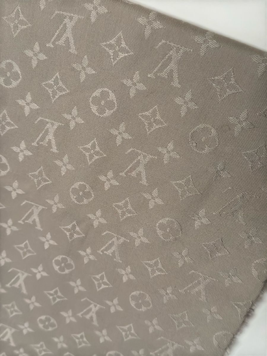 Louis Vuitton Foulard & Sciarpe: Louis Vuitton - Monogram Classic Tuch – Usato da Zürich venduto da JessGar 1