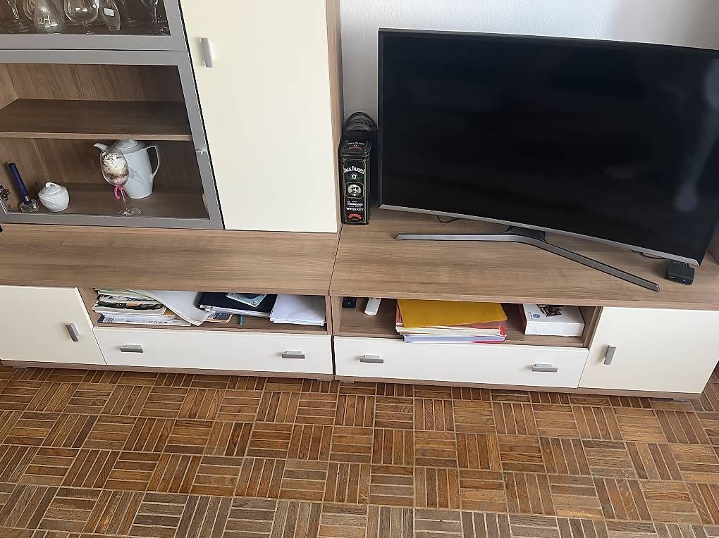 Mobili TV: Wohnwand / TV-Möbel mit Vitrine – Usato da Basel venduto da HrvojeM 3