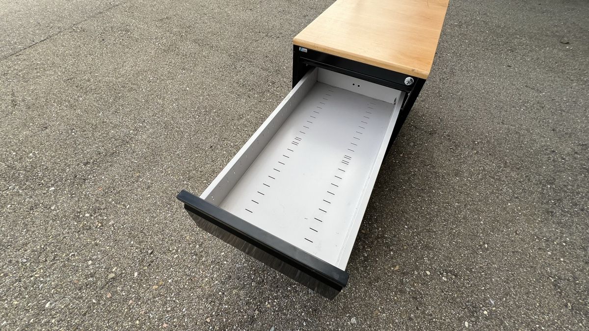 Lista Armadi: Lista Korpus schwarzes Metall Holzdeckblatt – Usato da Rüti (ZH) venduto da BubleBoble 2