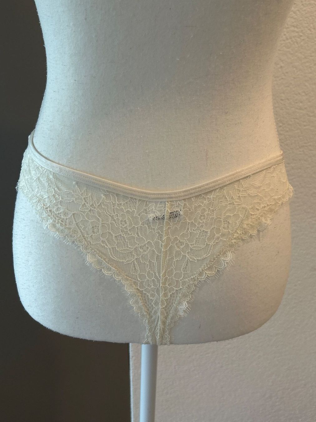 Manor Altra biancheria intima: Tanga ecru mit Spitzen von Manor Gr. M – Usato da Brunnen venduto da Nala2929 5