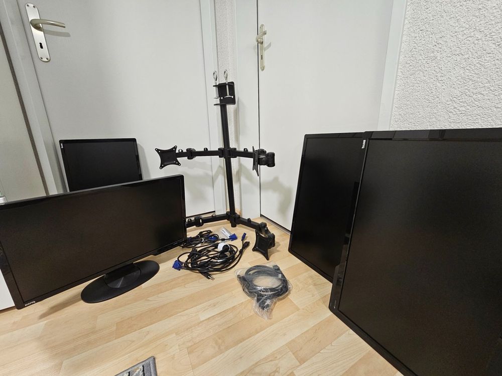 4 computer monitors with monitor arm (Gebraucht) in Zuerich für CHF 100 ...