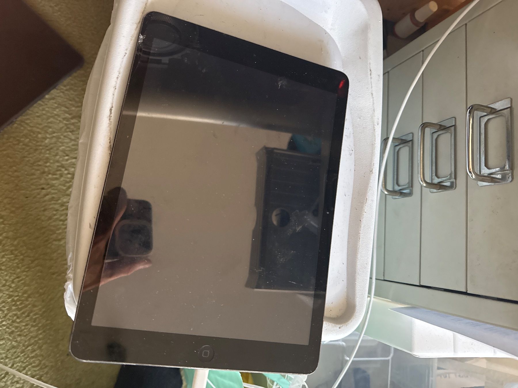 Apple Tablet PC: Ipad Air -A1474- icloude / Display top – Difettoso da Olten venduto da HoYa01 1