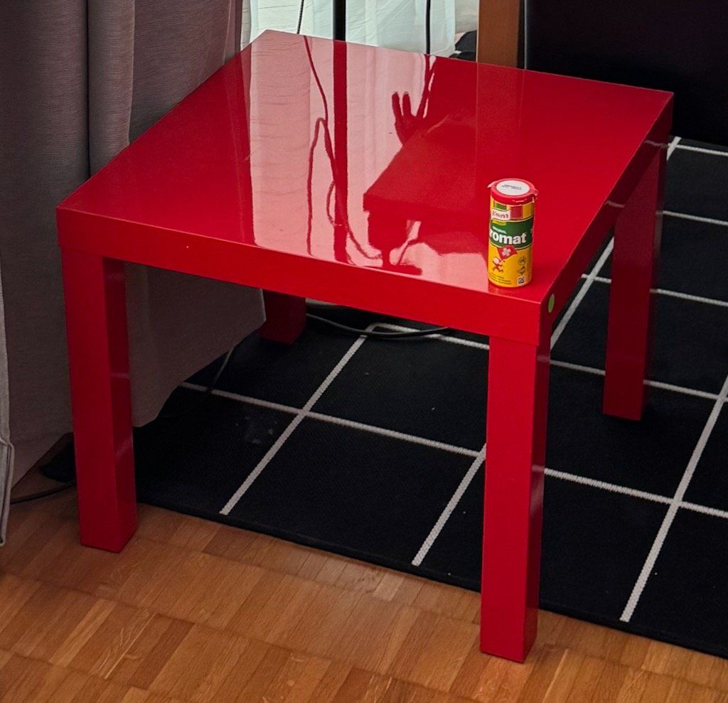 Ikea Tables: Small red table, IKEA, h45x55x55cm. – D'occasion à Glattpark (Opfikon) par theotherguy