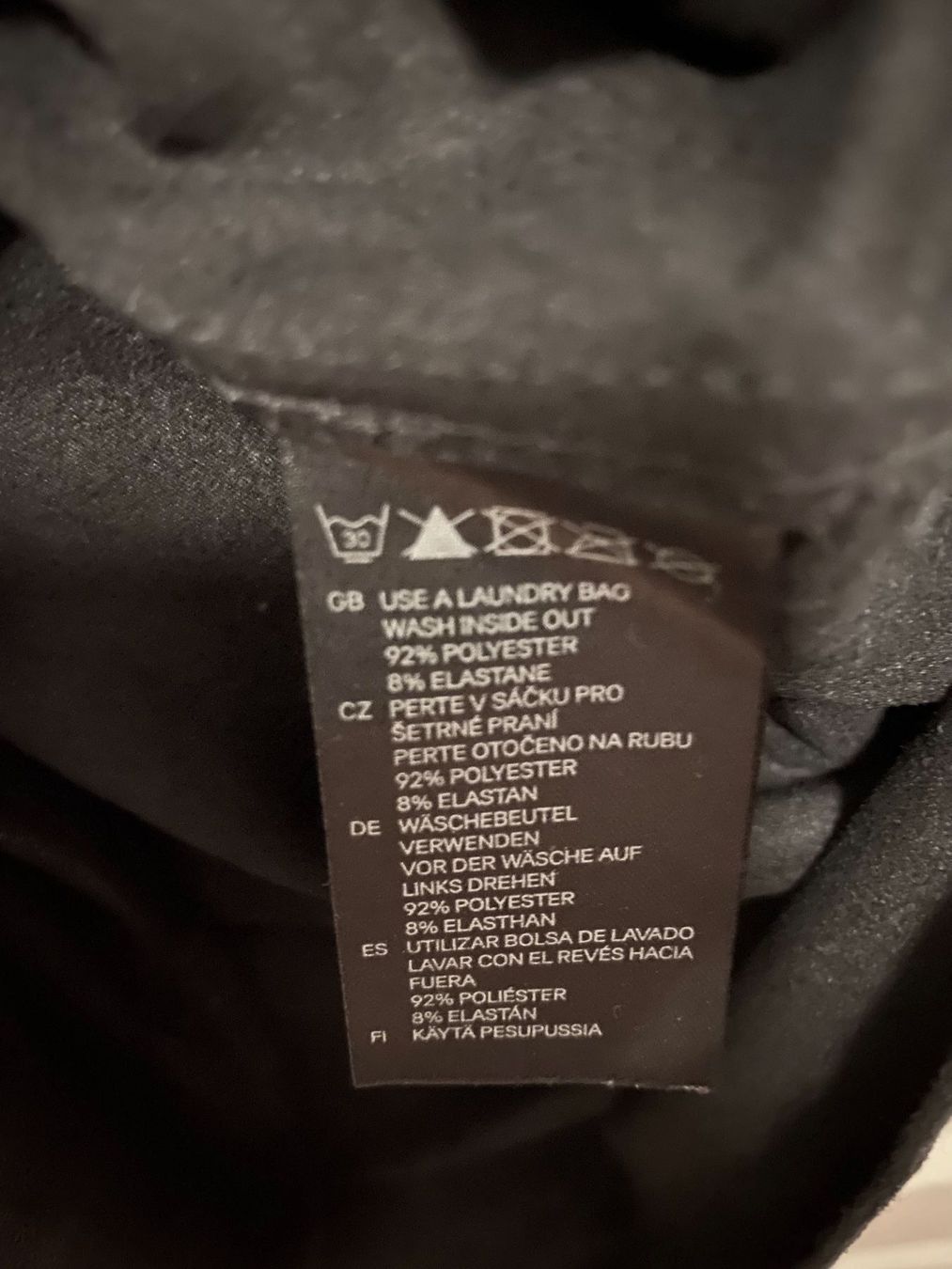 H&M Top: H&M Top Schwarz – Usato da Zürich venduto da transparentemente 1