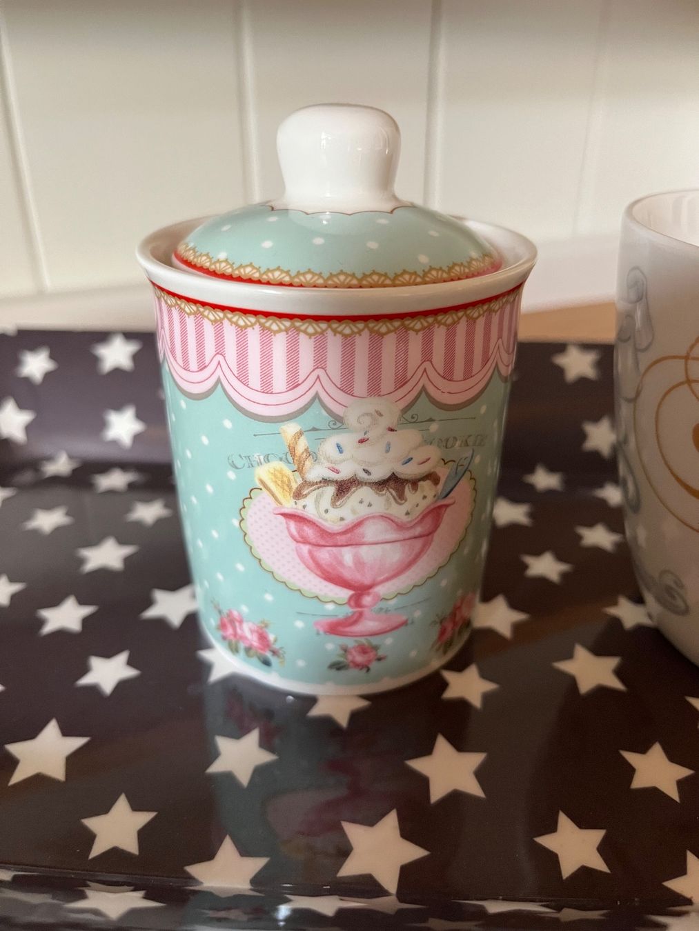 Migros Geschirrsets: Deko- Küchenset (Tasse/Dose/Tablet) – Gebraucht aus Niederuzwil von Mala 1