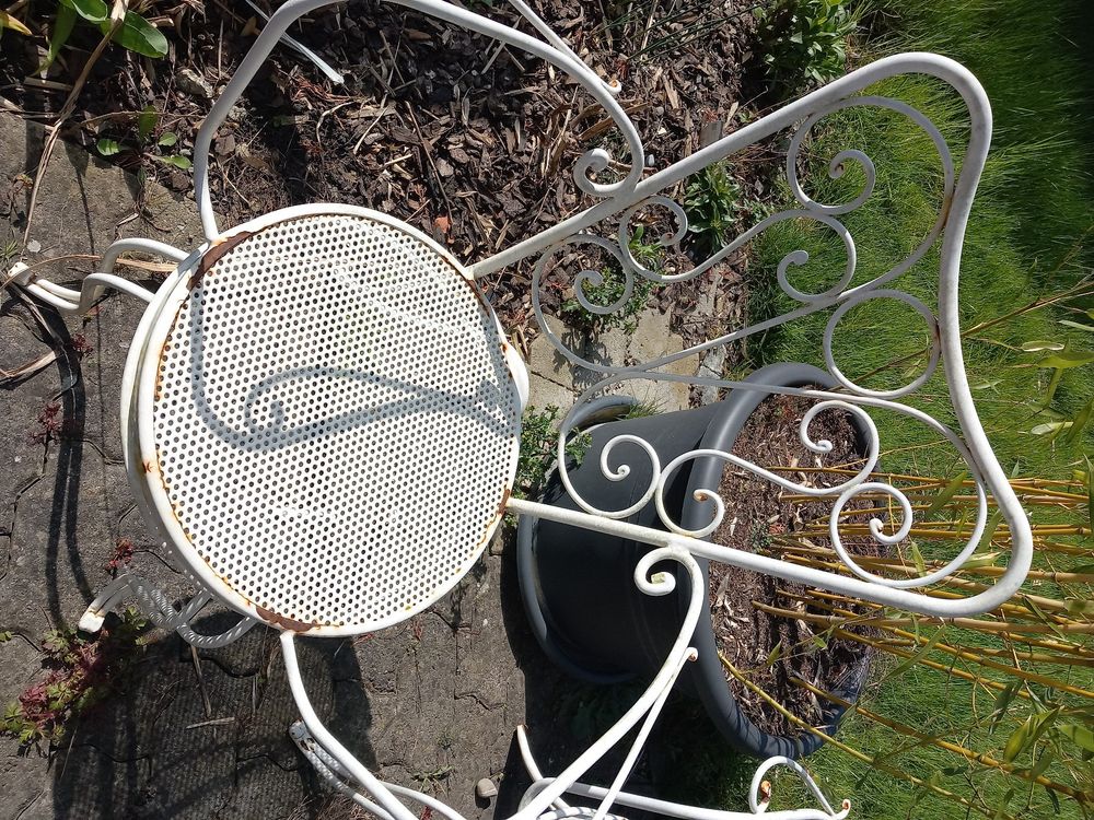 2 alte schöne Eisenstühle Gartenstühle Kaufen auf Ricardo