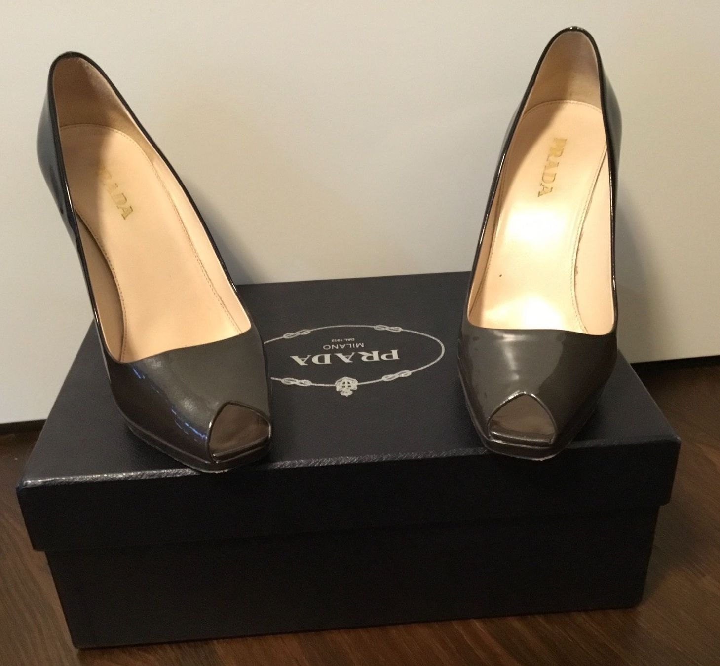 Prada Scarpe da donna: PRADA Peep Toe Stiletto lackleder 38.5 – Usato da Basel venduto da 18Inspiration 5
