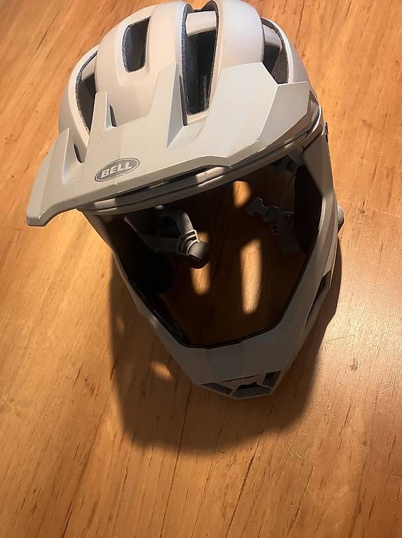 Bell Caschi: Casque Bell super air – Usato da Lausanne venduto da bas_x6d2