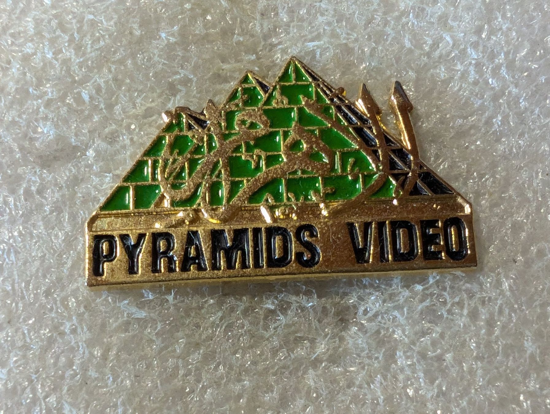 Placchette & Badge: Ansteckpin 157: Pyramids Video – Usato da Oppligen venduto da Pin-Fall-Shop