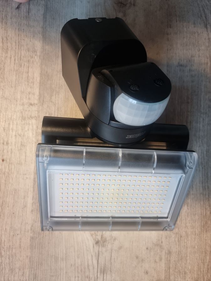 Steinel Lampade: Steinel LED Aussenscheinwerfer mit Bewegungsmelder – Usato da Niederuzwil venduto da Jamy3