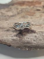 Eleganter Ring mit funkelndem Zierstein in zeitlosem Design.