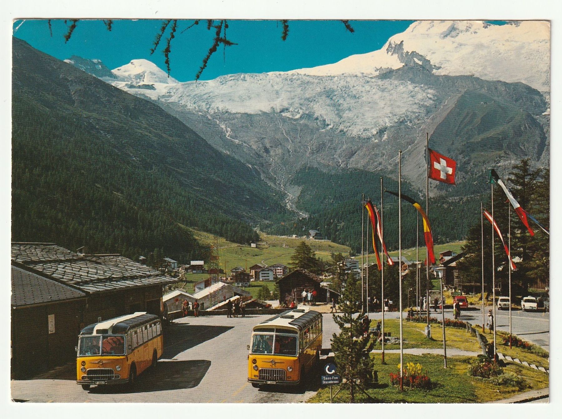 Cartoline postali: Postkarte mit Oldtimer-Postauto im Wallis, Saas-Fee, Flagge – Usato da St. Gallen venduto da Ricardo_Deals