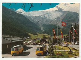 Postkarte mit Oldtimer-Postauto im Wallis, Saas-Fee, Flagge