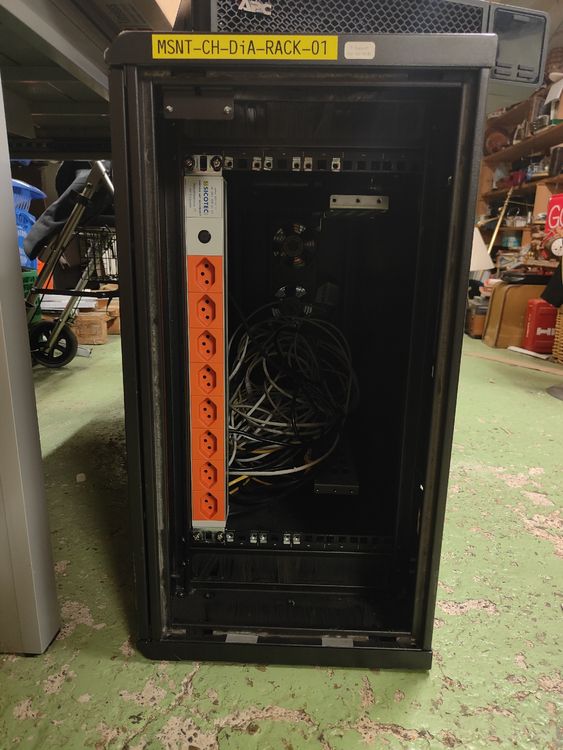 Komplette APC USV / UPS inkl. Rack (Gebraucht) in Rorschach für CHF 395 ...