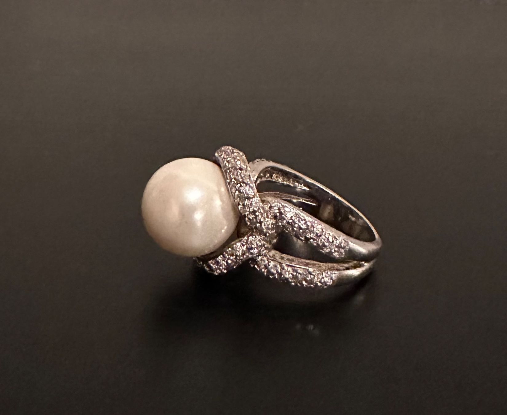 Anelli: Modeschmuck Ring mit 12 mm Perle und weissen Steinen – Usato da Emmenbrücke venduto da little.treasures 2