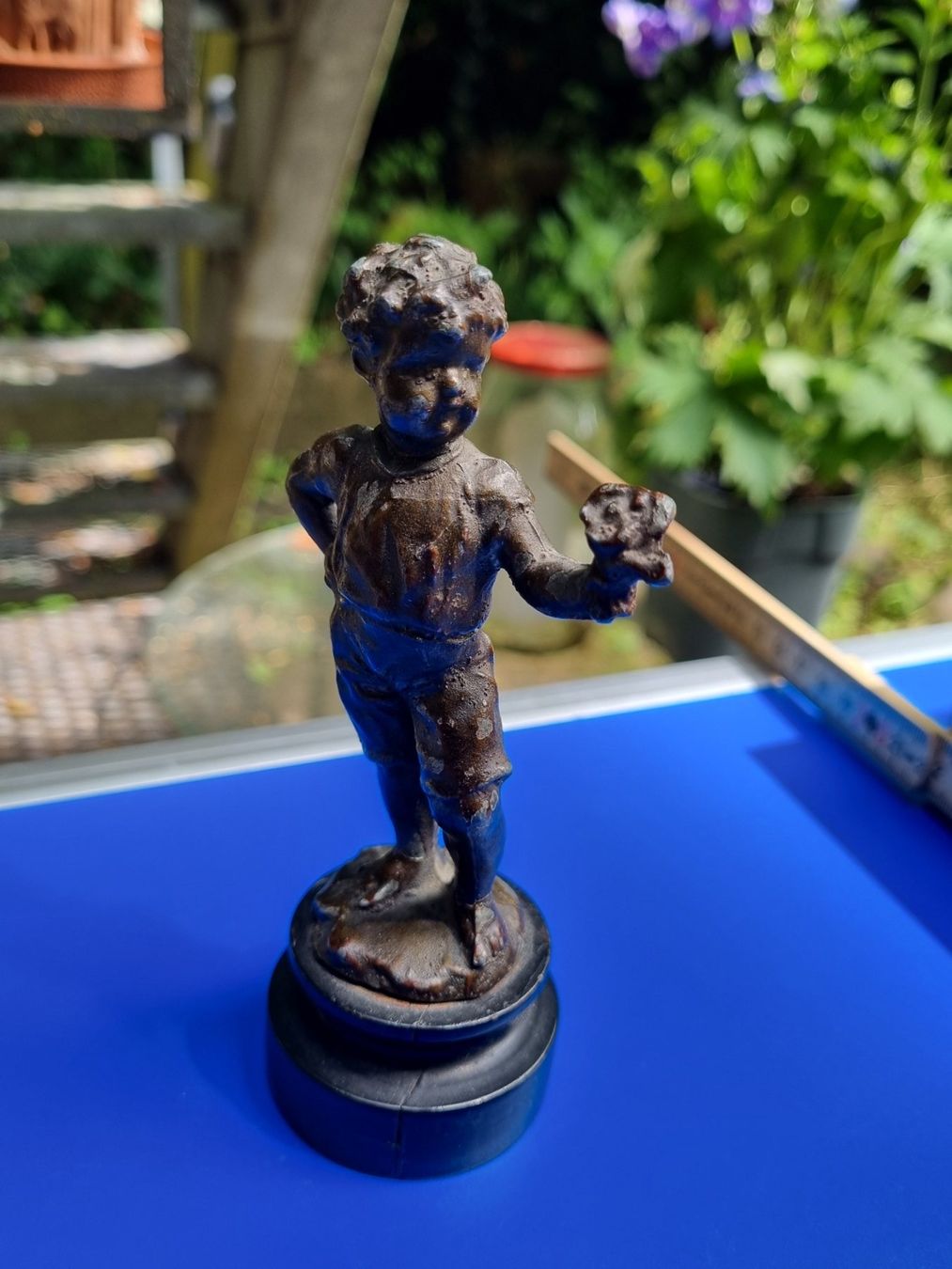 Statuette: Antike Figur Junge mit Blumen – Usato da Schaffhausen venduto da Leveron13
