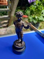 Antike Figur Junge mit Blumen