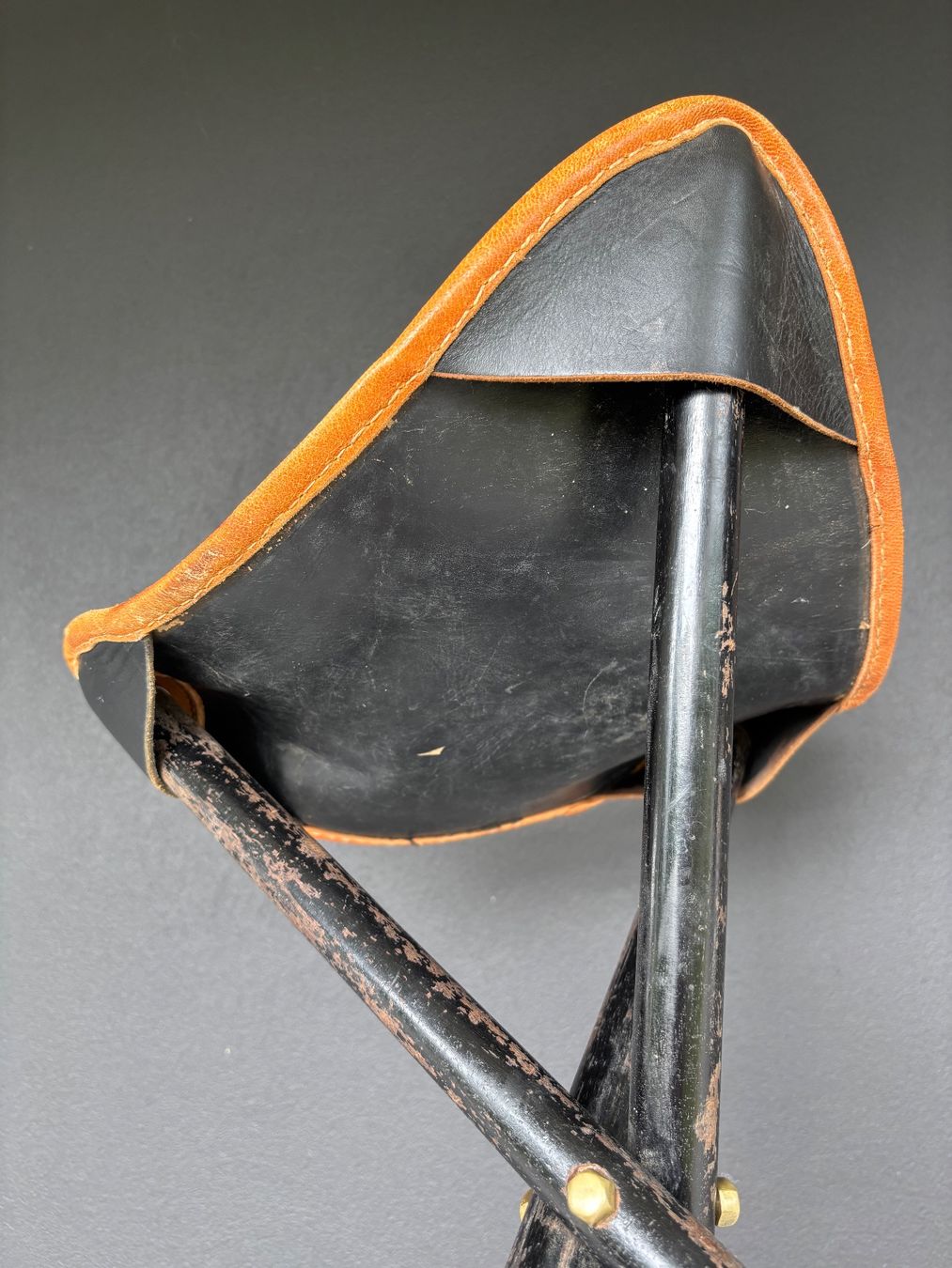 Hocker: 1950s mid century tripod leather stool – Gebraucht aus Steinhausen von ChromeVintage 5