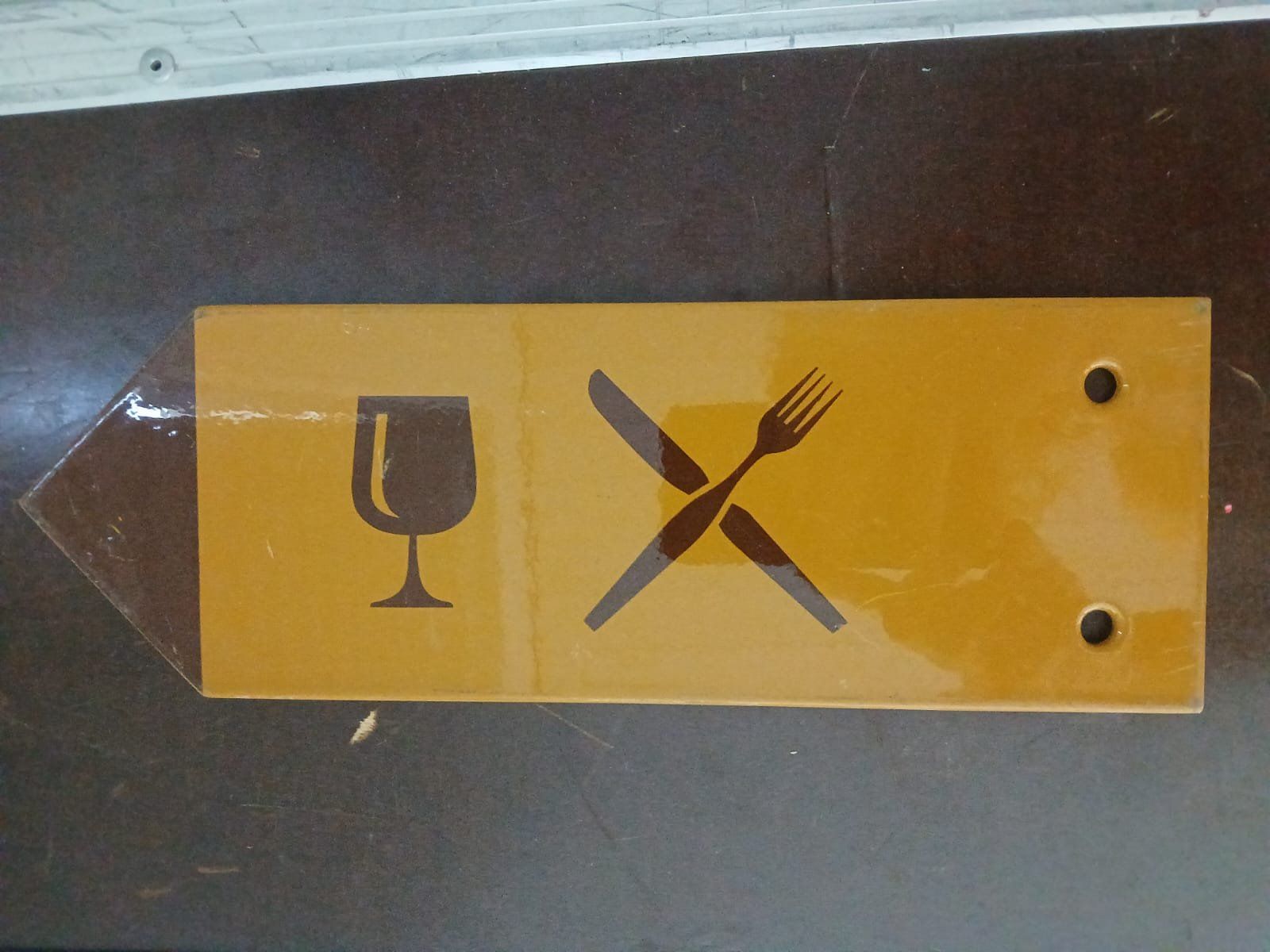 Insegne: Wanderwegweiser: Zum Restaurant – Usato da Frutigen venduto da ZheChregg 1