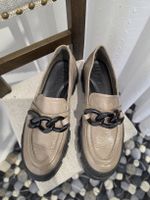 Paul Green Loafer beige Lackleder mit Kette guter Zustand