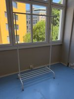Kleiderständer mit Rollen und Ablage