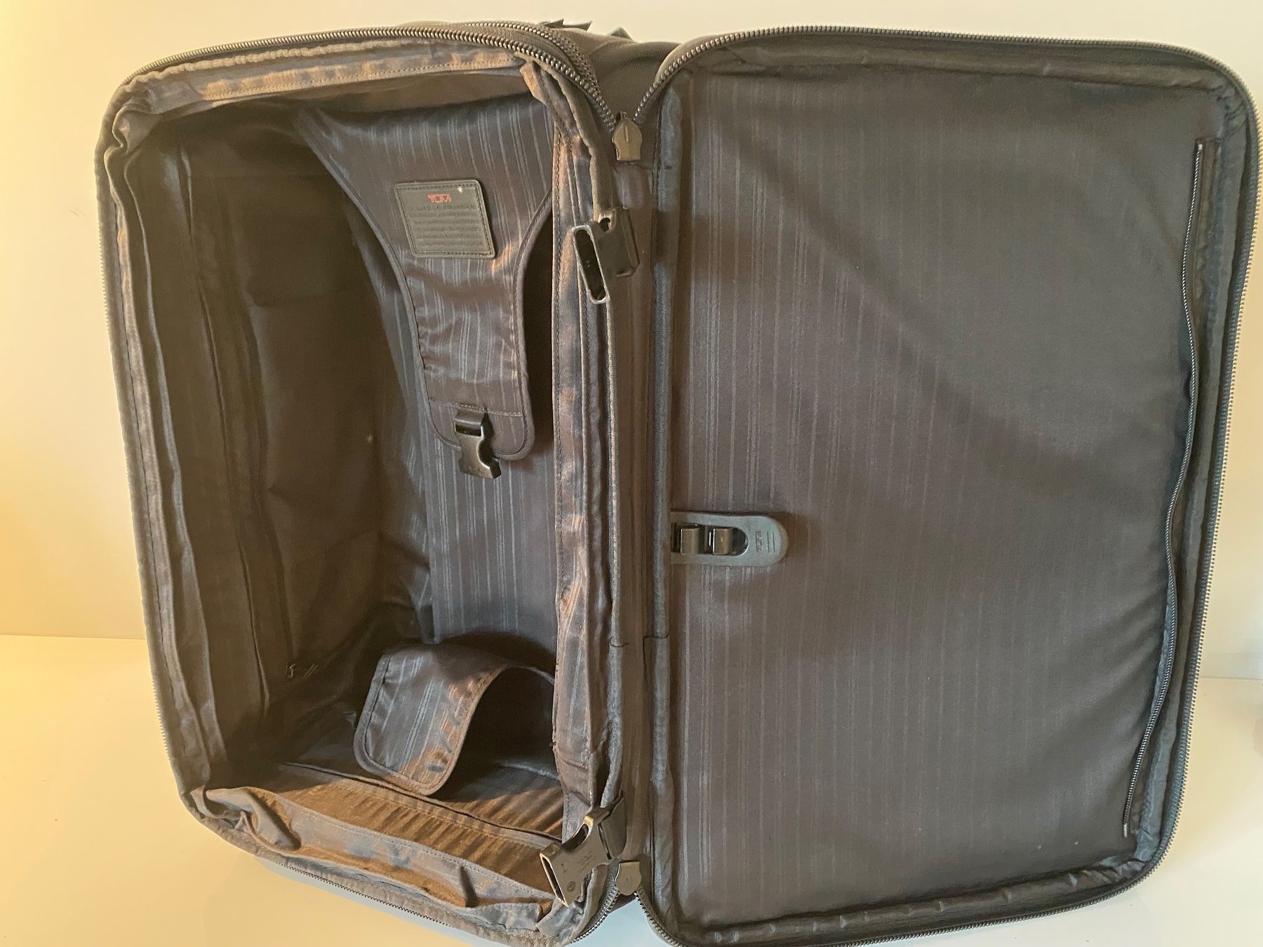 Tumi Reisekoffer: Gebrauchter Tumi Rollkoffer in gutem Zustand – Gebraucht aus Küssnacht am Rigi von Brockenhaus-Rigi 2