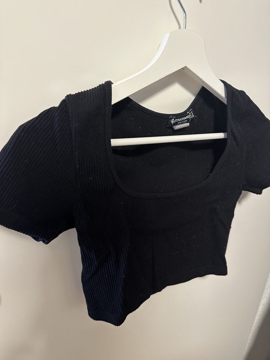 Stradivarius T-Shirts: Schwarzes Crop Top Stradivarius Gr. M – Gebraucht aus Reinach BL von Alles_muss_weg00 1