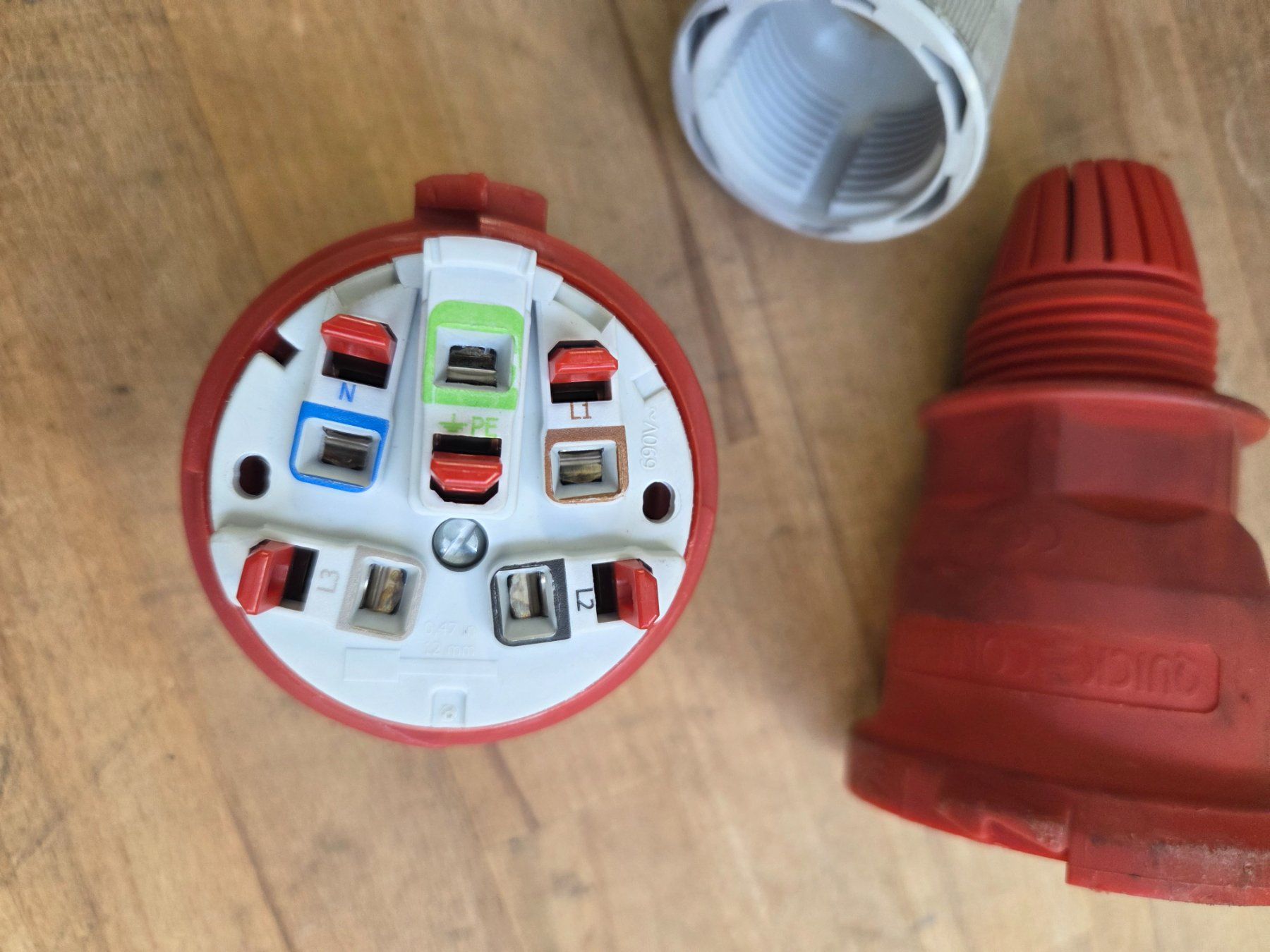 Spine: CEE 32 Stecker 2St. – Usato da Unterschächen venduto da Fixu86 6