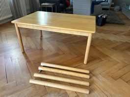 Massiver Kindertisch aus Birkenholz – mitwachsend