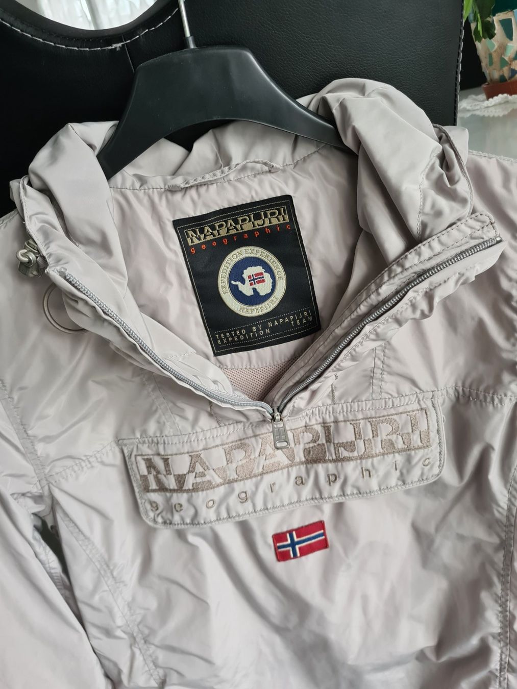 Napapijri Jacken: NAPAPIJRI  Windjacke Größe S Farbe hellgrau – Gebraucht aus Mezzovico von maemy 1