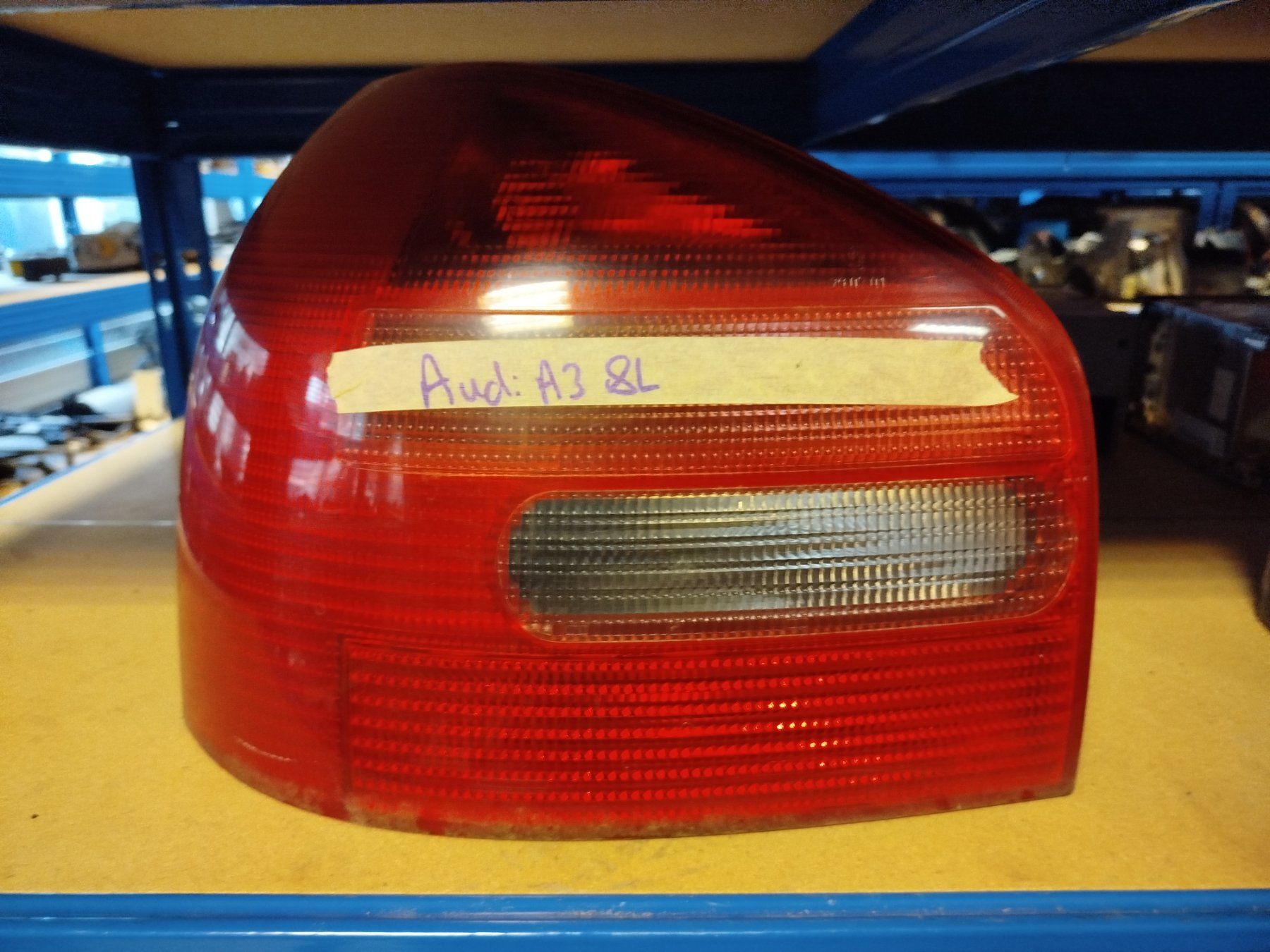 Audi Fari: Feu arrière Gauche Audi A3 8L – Usato da Savagnier venduto da Botteron_Recycling