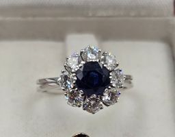 ring wg 750 mit safir 6,34 mm und 8 diamanten à 3.5 mm