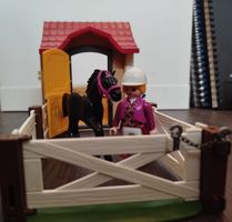 Playmobil Pferdestallmit Reiterin und Zubehör.