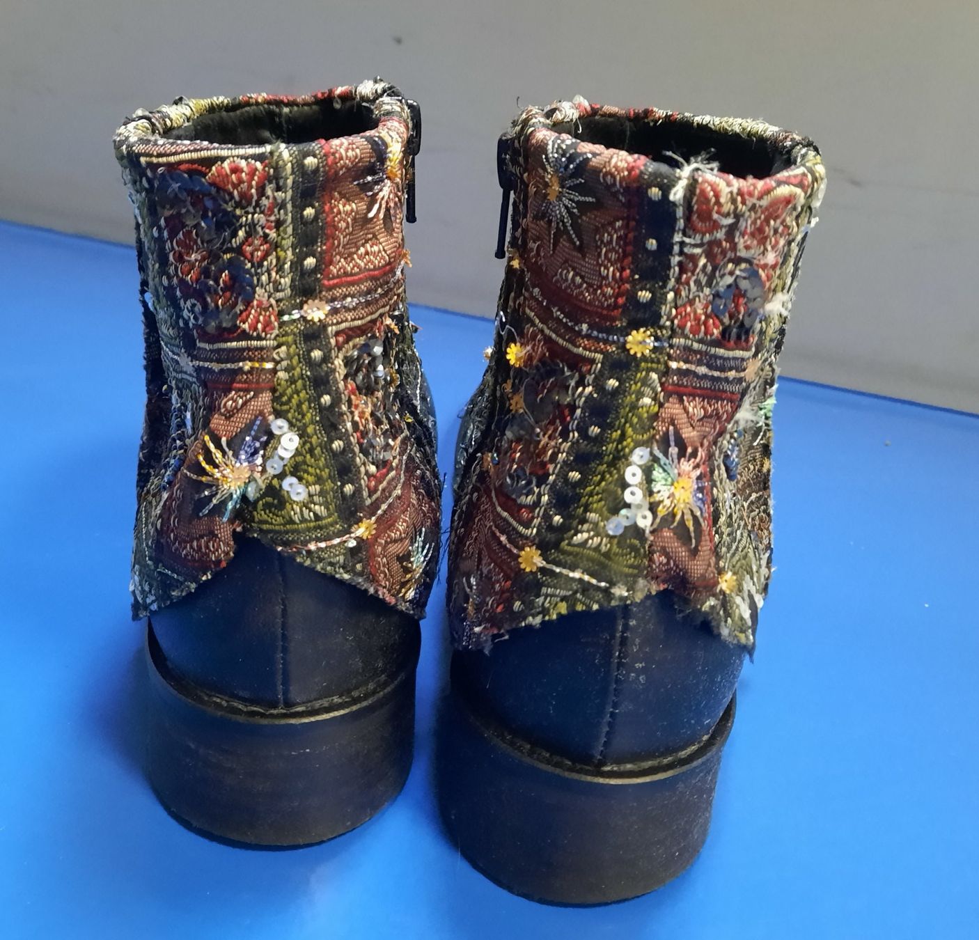 Chaussures femmes: Stiefel mit Brokatbordüre – D'occasion à Zürich par pia_p95m 1