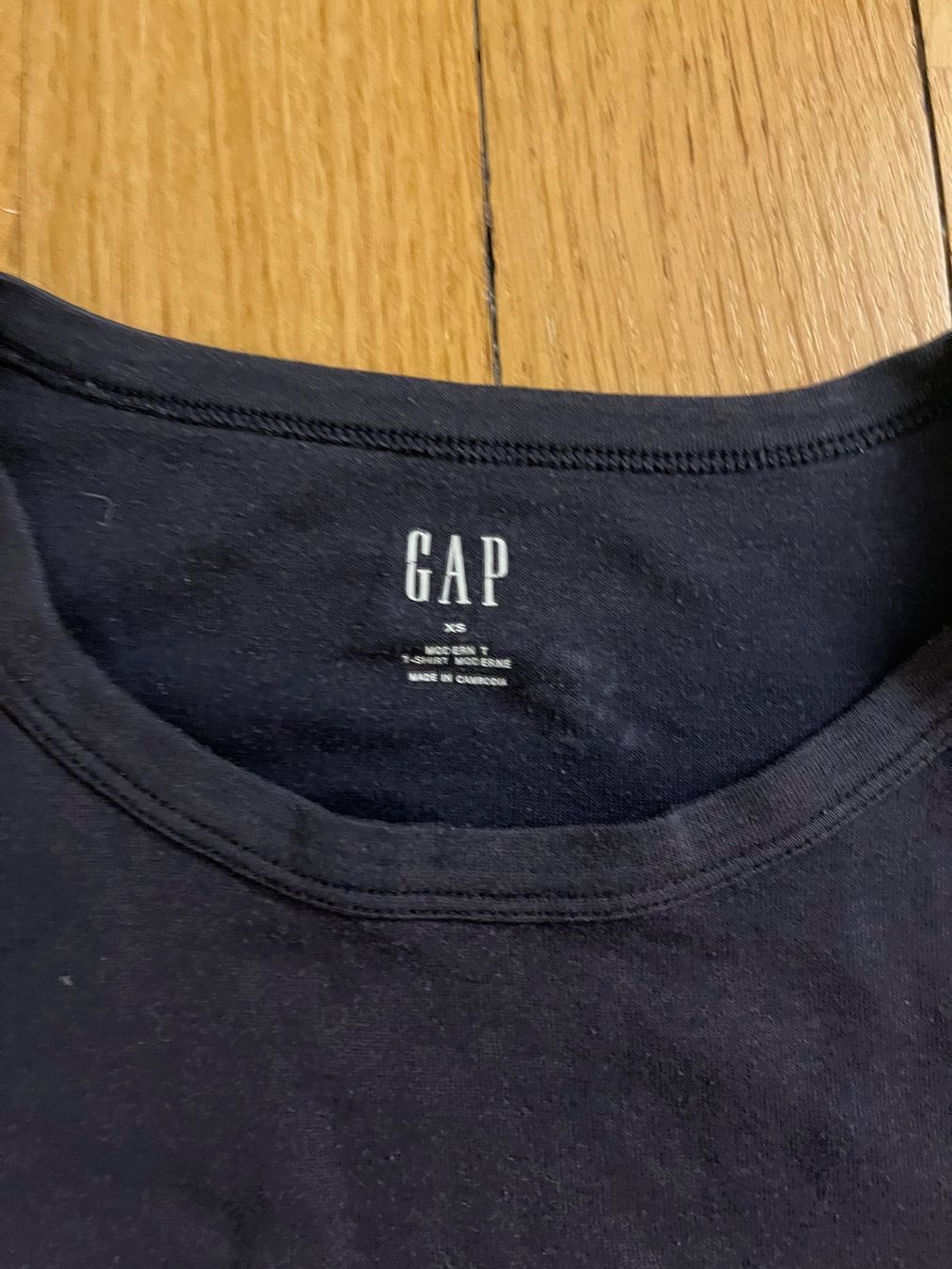 T-Shirts: T-Shirt GAP dunkelblau – Gebraucht aus Rüti ZH von sar_9gnw 1