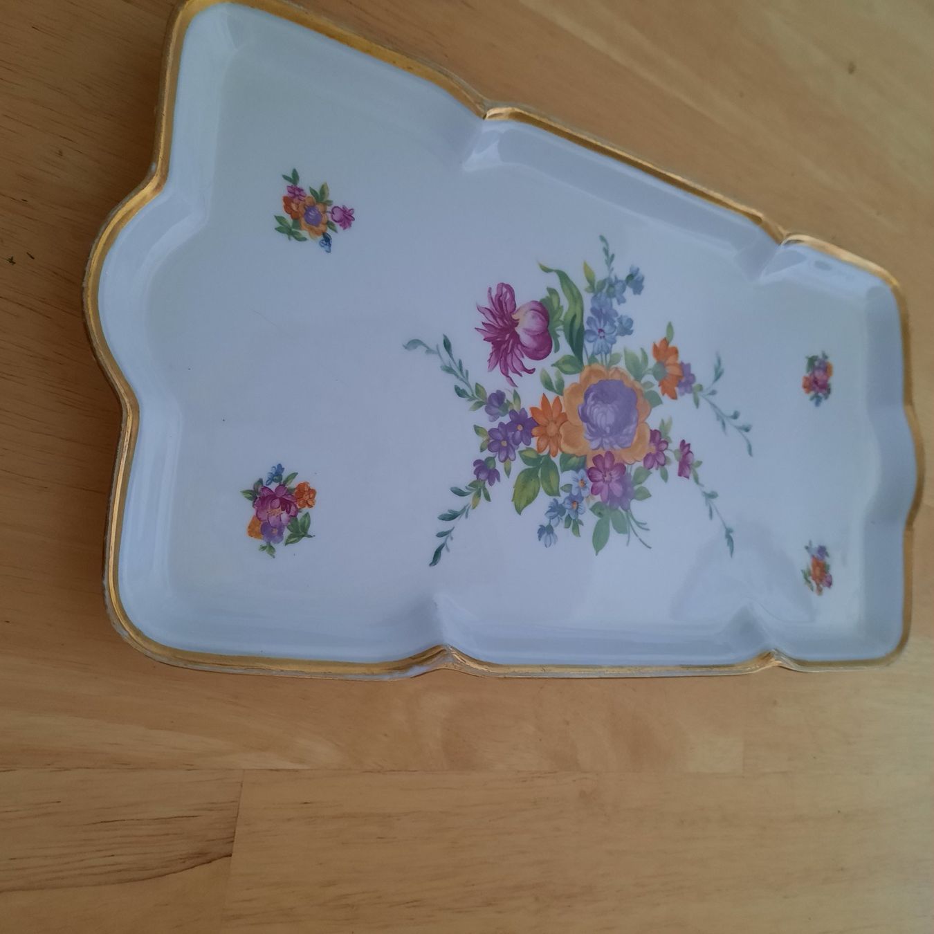 Piatti di portata: Schöne Kuchenplatte mit Blumenmalerei, Goldrand – Usato da Seewen SO venduto da asw_2j2f