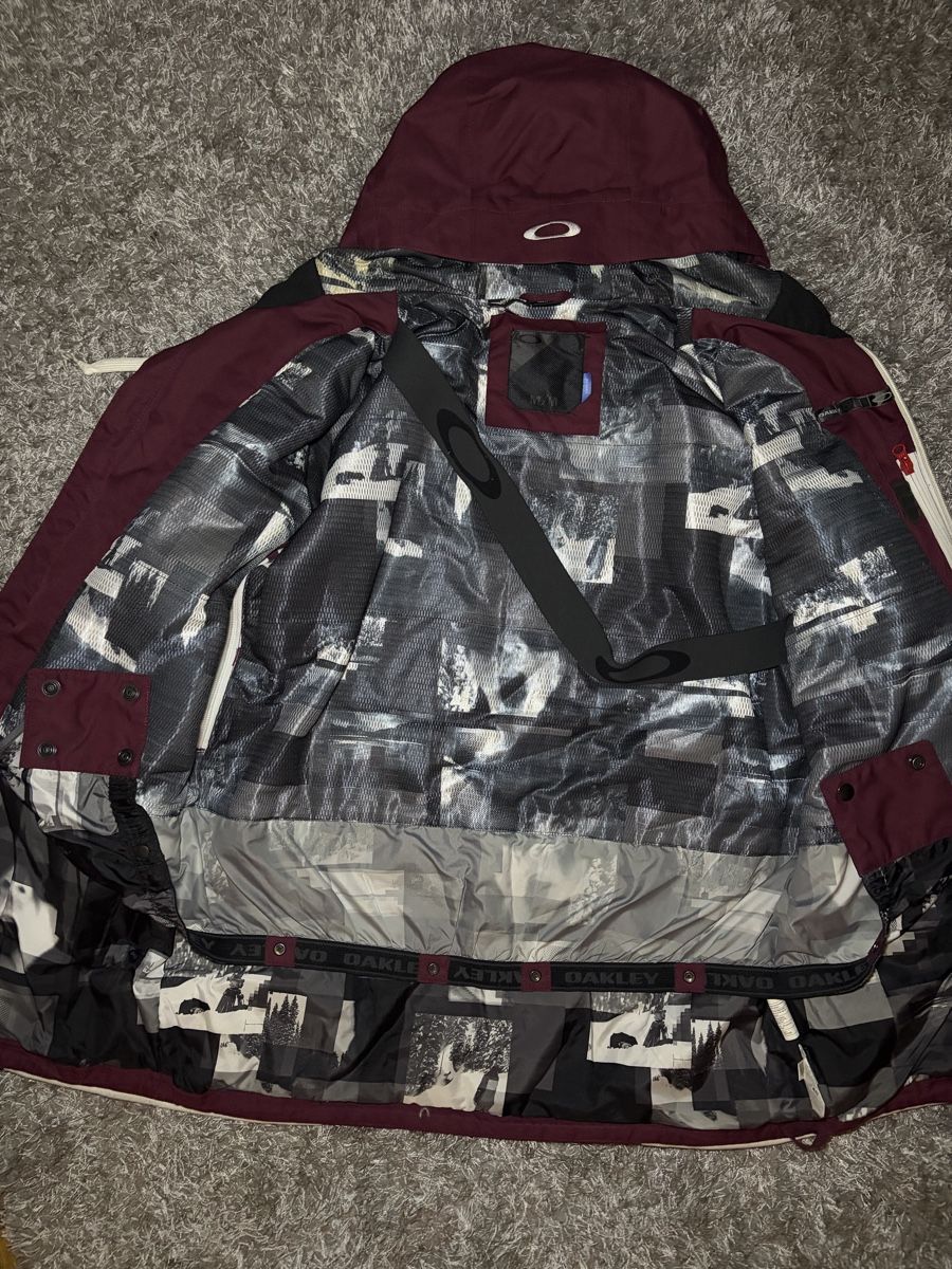 Oakley Vestes: Oakley Ski Jacket Maroon Size M – D'occasion à Brislach par edu_t6pq 7