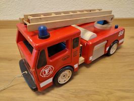 Grosses Feuerwehrauto aus Massivholz