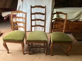 3 chaises vintage en bois massif  stables - tissu vert