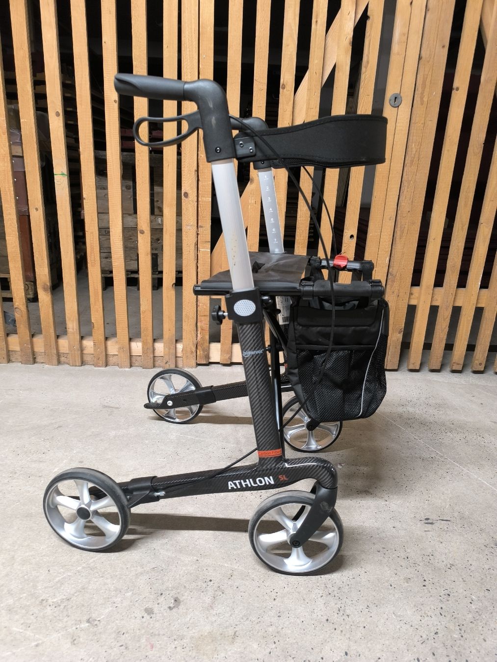 Aides à la marche: Rollator aus Carbon Athlon SL birkenrot – D'occasion à Allschwil par BezoBezo 1