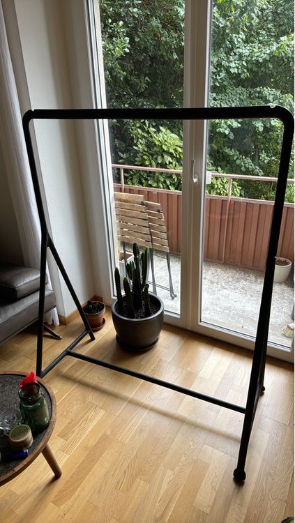 Schwarzer Kleiderständer Garderobe ev. IKEA (Gebraucht) in Zürich für CHF 4 – nur Abholung auf Ricardo kaufen
