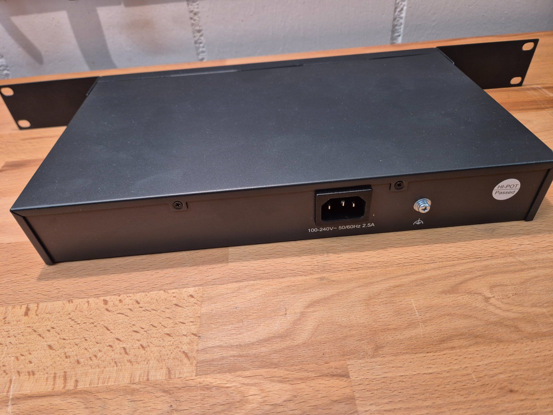 TP-Link Hub & Switch: tp-link TL-SG1008MP V2 - 8 Port POE Switch – Usato da Luzern venduto da Worth 1