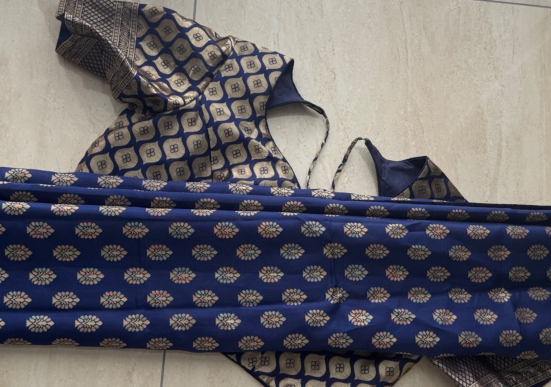 Robes: Saree in dunkelblau (neu) – Neuf avec emballage d'origine à Wichtrach par Alyasahana