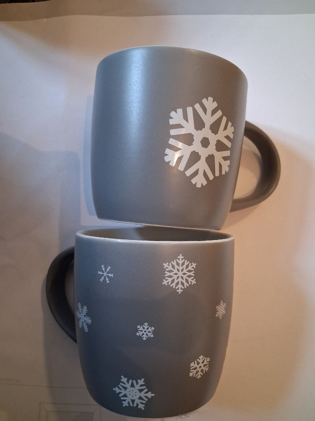 Tazze: 2 graue Tassen mit Schneeflockenmuster, Winterzeit – Usato da Weiach venduto da Musikmaengu 1