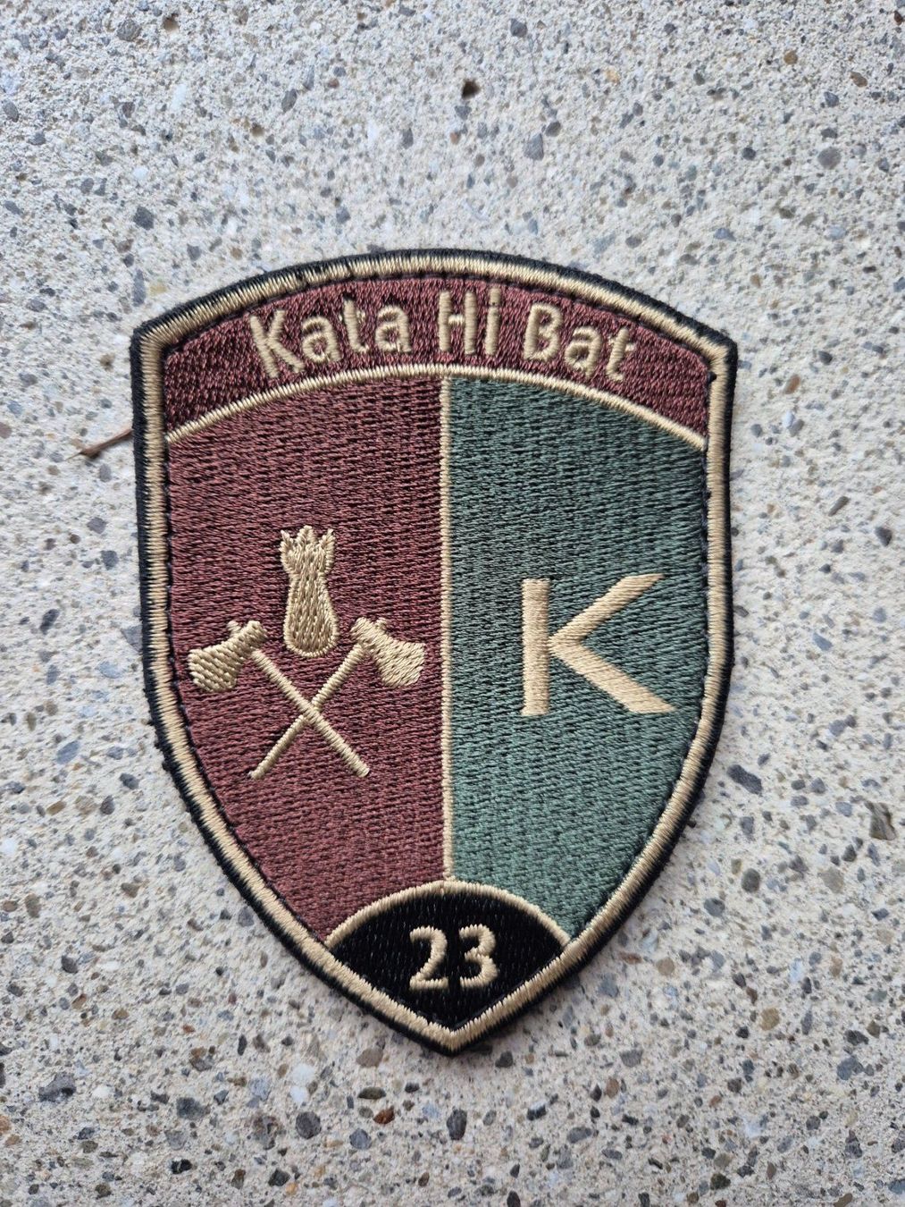 Schweizer Armee Placchette & Badge: *** Badge Kata Hi Bat 23 mit klett *** – Nuovo e nell'imballaggio originale da Riedholz venduto da fr_sIruP