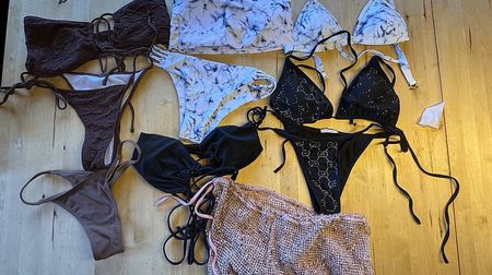 Verschiedene Bikinis Grösse S/M