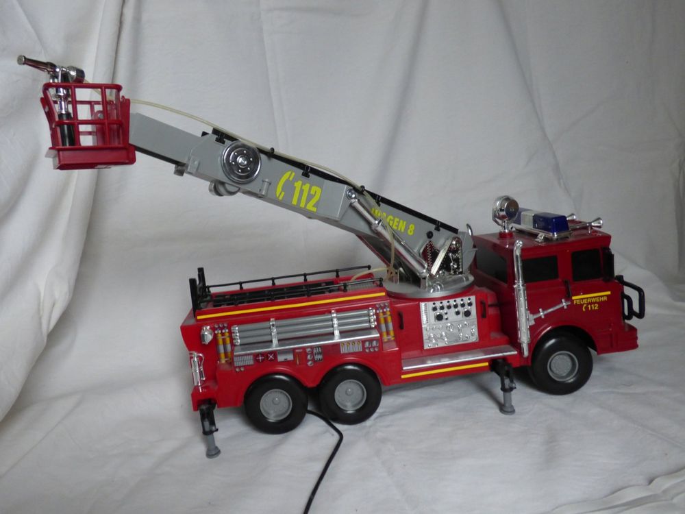  Foto zu Feuerwehrauto mit Spritz-Funktion (ferngesteuert) (Gebraucht) in Zürich 