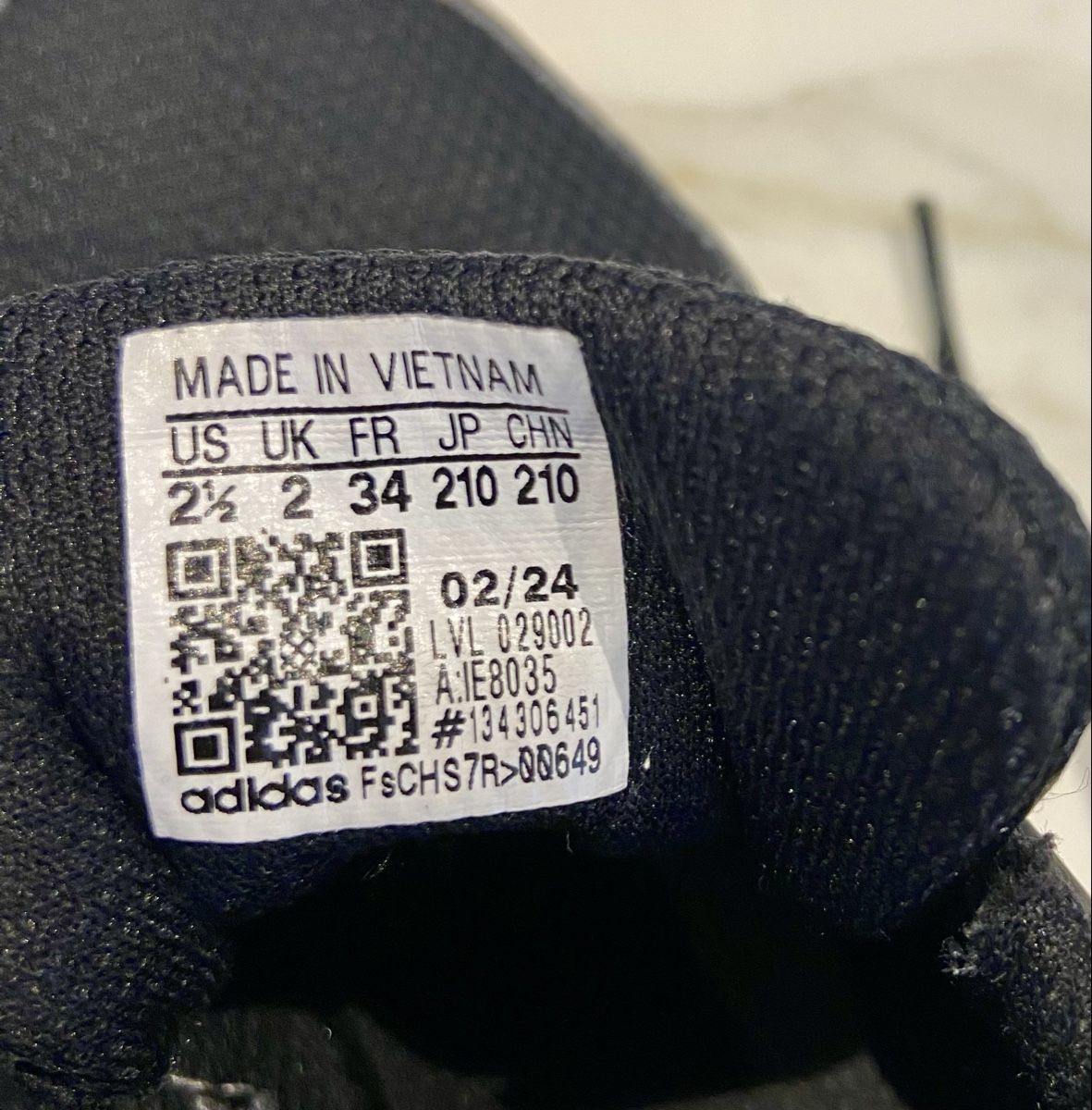 Adidas Schuhe für Jungen: Adidas Hallenschuhe, Grösse 34 – Neu (gemäss Beschreibung) aus Glattfelden von 4sita 5