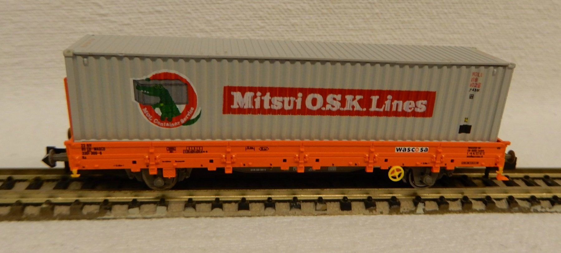 Fleischmann Modellini di ferrovie: Fleischmann Rungenwagen mit Container – Nuovo e nell'imballaggio originale da Rupperswil venduto da Ropi03
