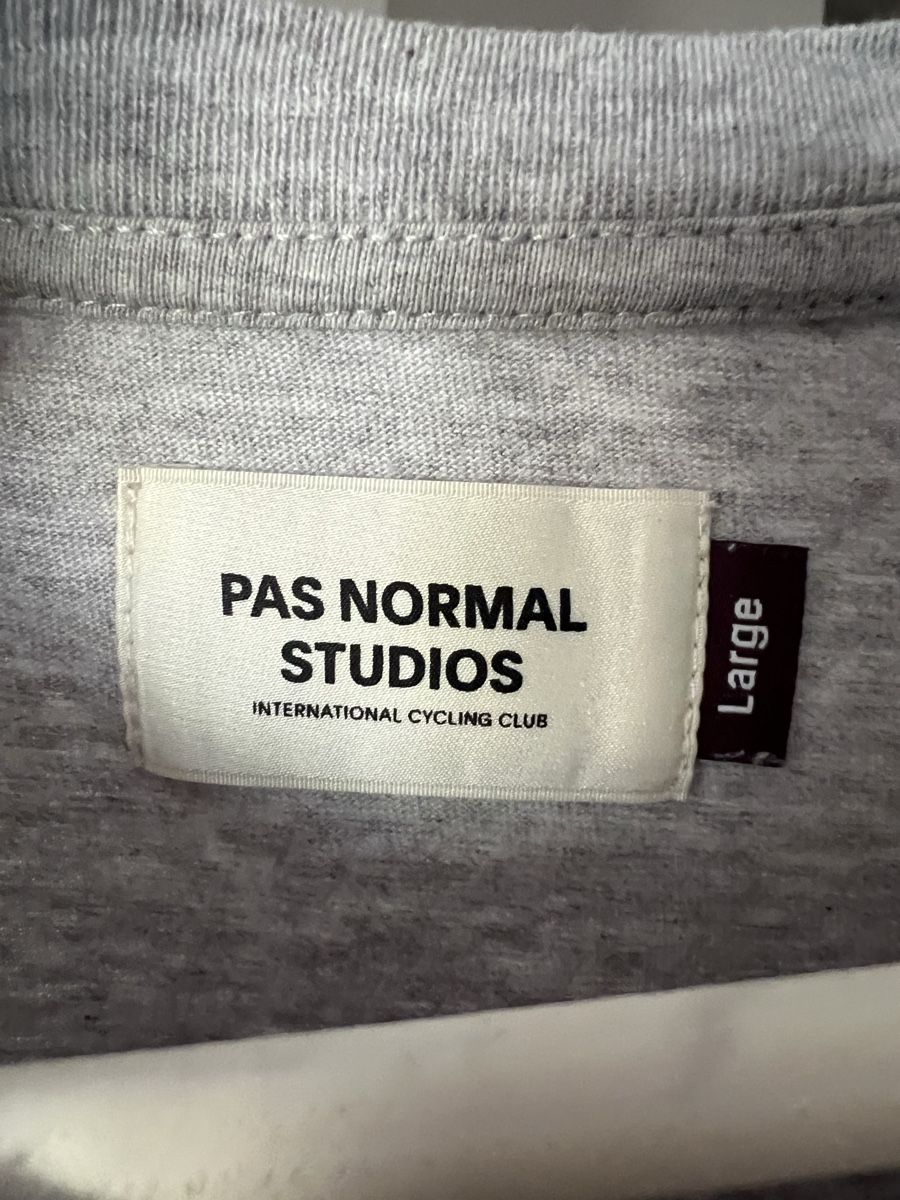 Pas Normal Studios T-Shirts: Pas Normal Studios  – Gebraucht aus Binningen von Giusi. 2